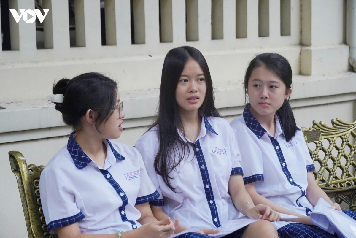 mai_phuong_o_giua_cung_ban.jpeg