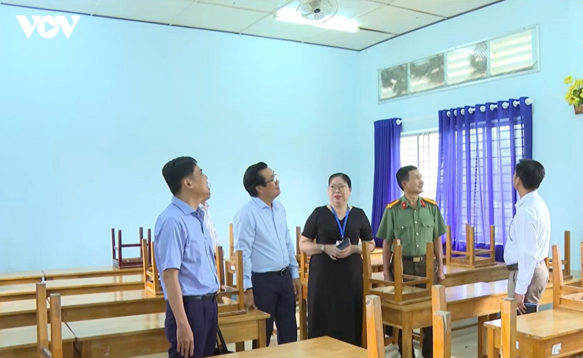 may_ngay_qua_lanh_dao_so_giao_duc_tinh_vinh_long_di_kiem_tra_cac_diem.jpg