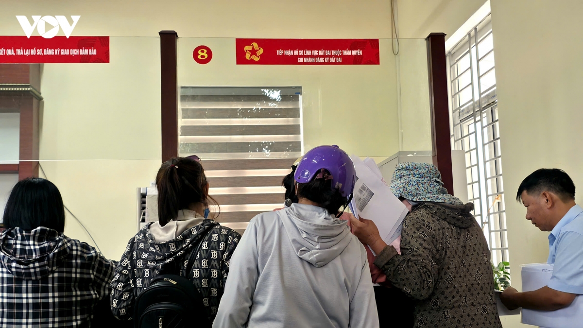 nguoi_dan_den_thuc_hien_thu_tuc_dai_tai_trung_tam_phuc_vu_hanh_chinh_cong_phuong_dong_son.jpg