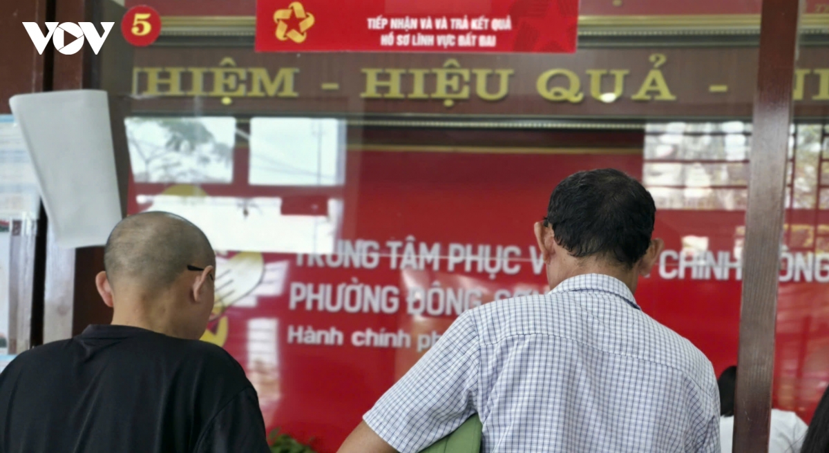 nguoi_dan_den_thuc_hien_thu_tuc_dai_tai_trung_tam_phuc_vu_hanh_chinh_cong_phuong_dong_son_1.jpg