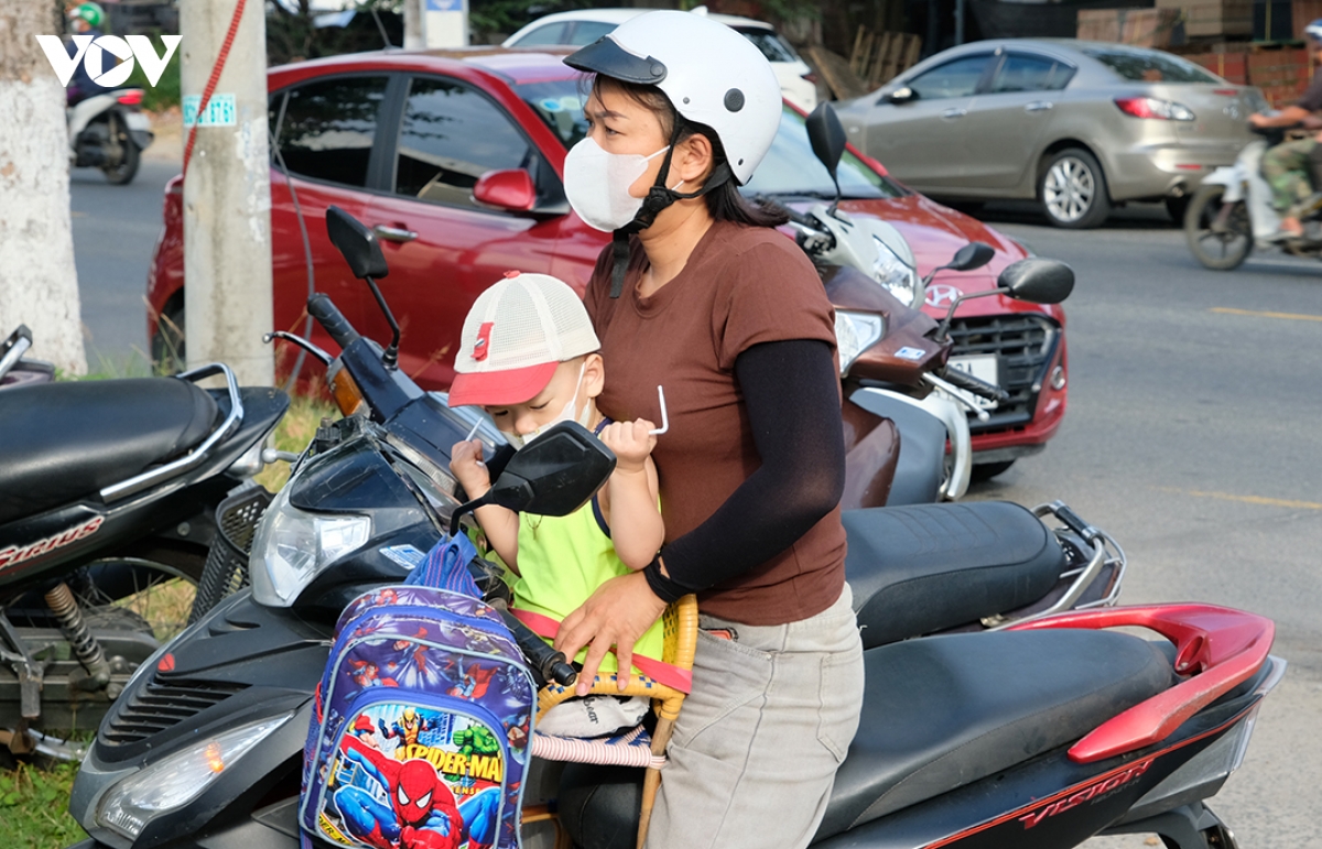 nguoi_dan_dua_tre_nho_duoi_6_tuoi_den_kham.jpg