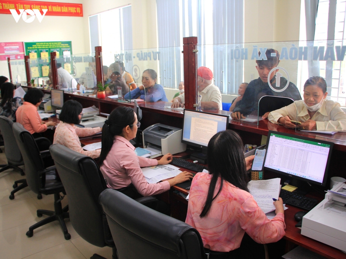 nguoi_dan_lam_thu_tuc_tai_trung_tam_phuc_vu_hanh_chinh_cong_phuong_dong_thuan_tinh_quang_tri.jpg