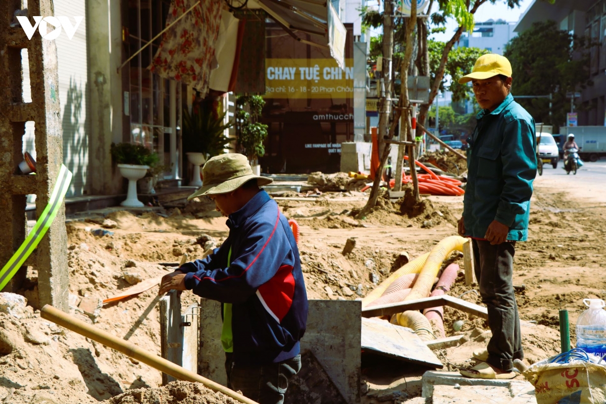 nhieu_don_vi_thi_cong_thay_doi_khung_gio_de_nguoi_lao_dong_tranh_nang_nong.jpg