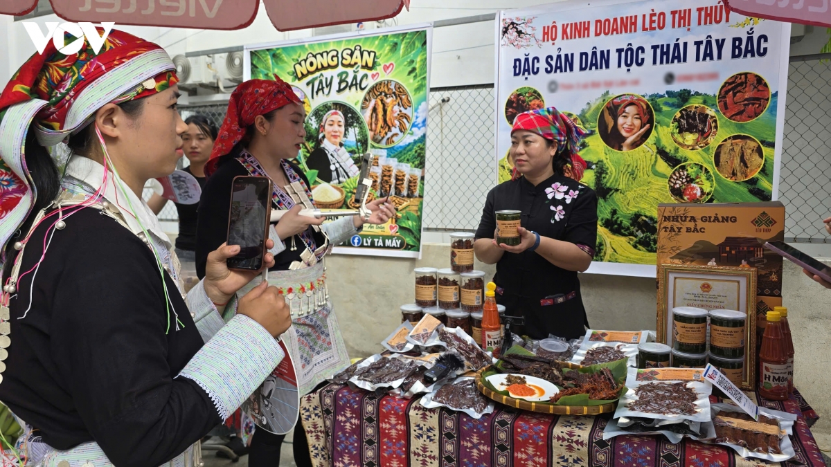 nhieu_ho_dong_bao_thieu_so_o_bat_xat_biet_tan_dung_nen_tang_so_de_kinh_doanh_cac_mat_hang_dia_phuong.jpg