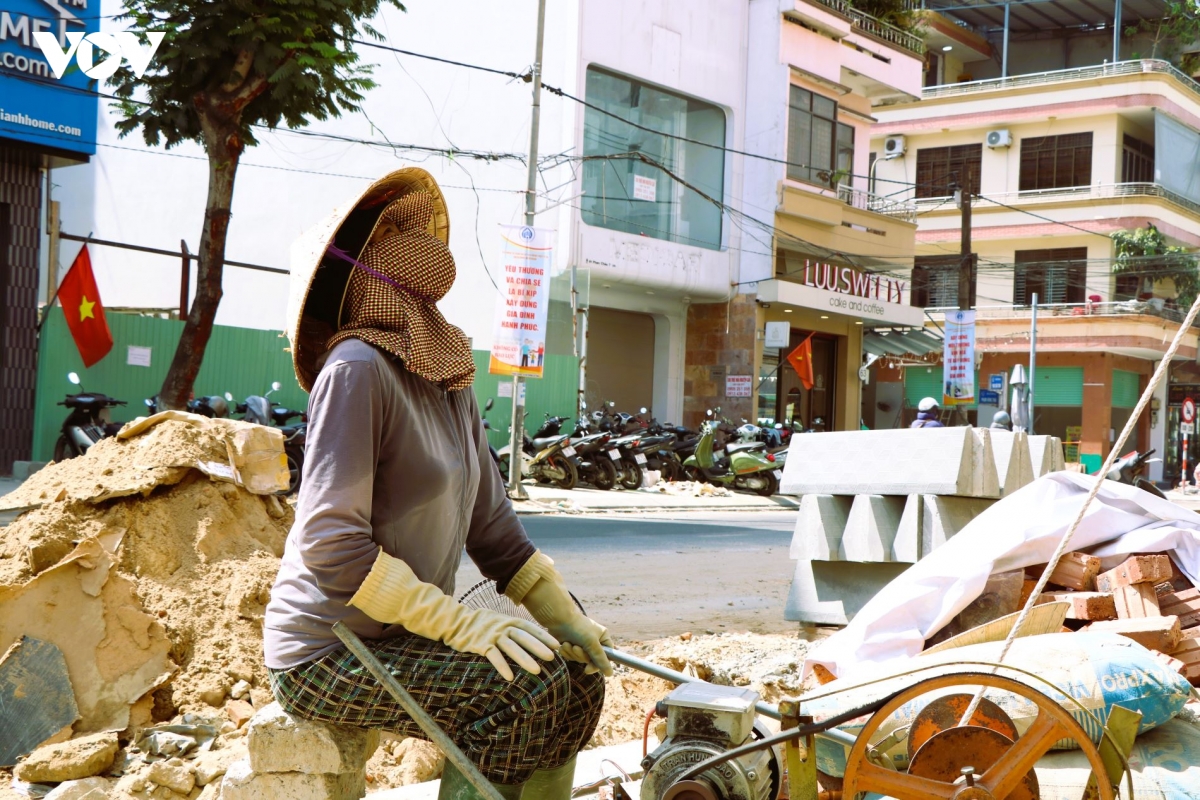 nhieu_nguoi_trum_kin_de_tranh_nang_nong_khi_lam_viec_ngoai_troi.jpg