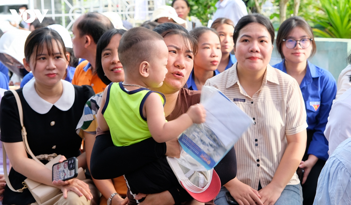 nhieu_phu_huynh_dua_con_nho_duoi_6_tuoi_den_kham.jpg