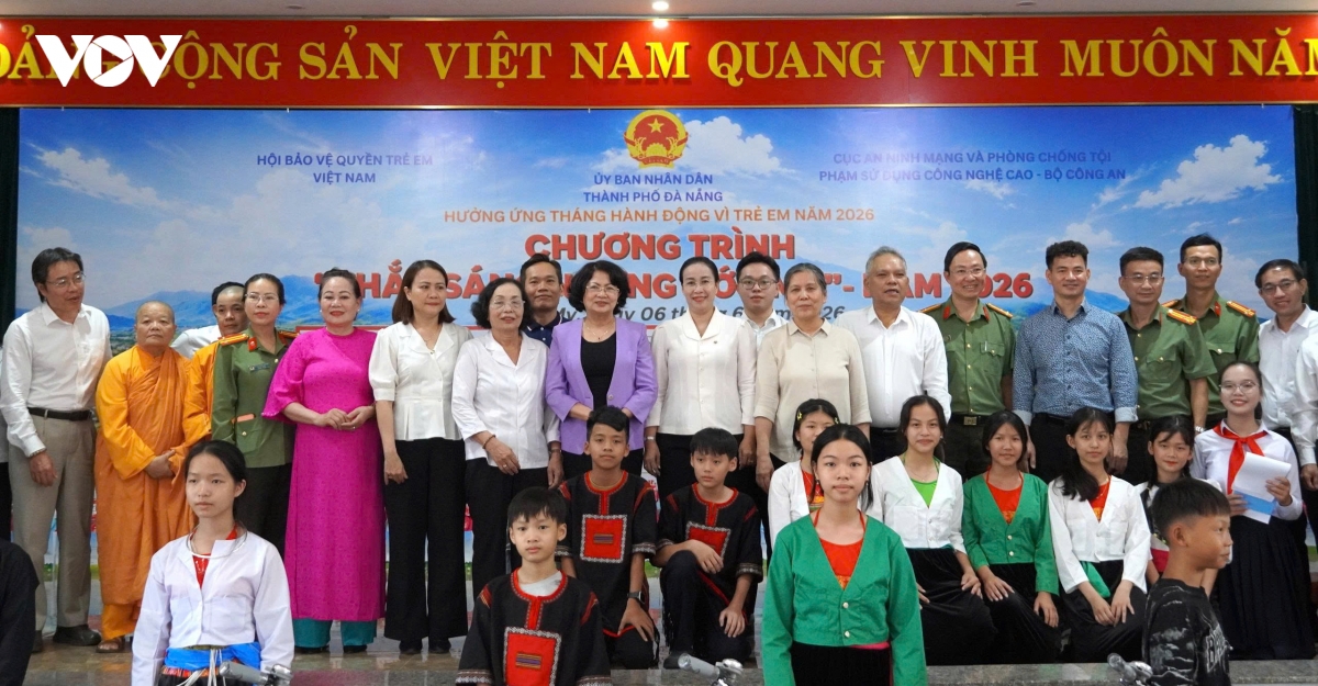 nhieu_suat_qua_duoc_trao_tang_nguoi_dan_va_hoc_sinh_mien_nui_thanh_pho_da_nang.jpg