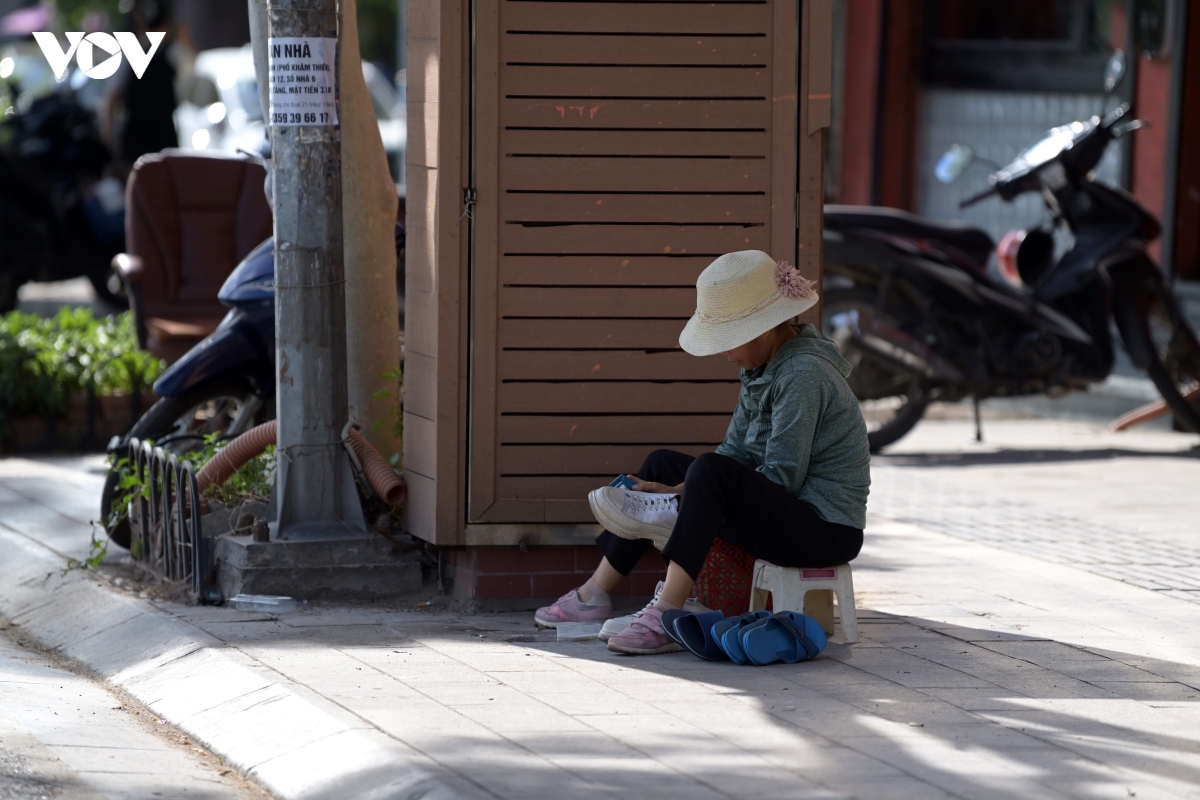 nhung_phan_nguoi_muu_sinh_duoi_thoi_tiet_oi_buc_1.jpg