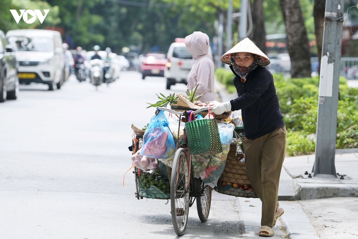 nhung_phan_nguoi_muu_sinh_duoi_thoi_tiet_oi_buc_5.jpg
