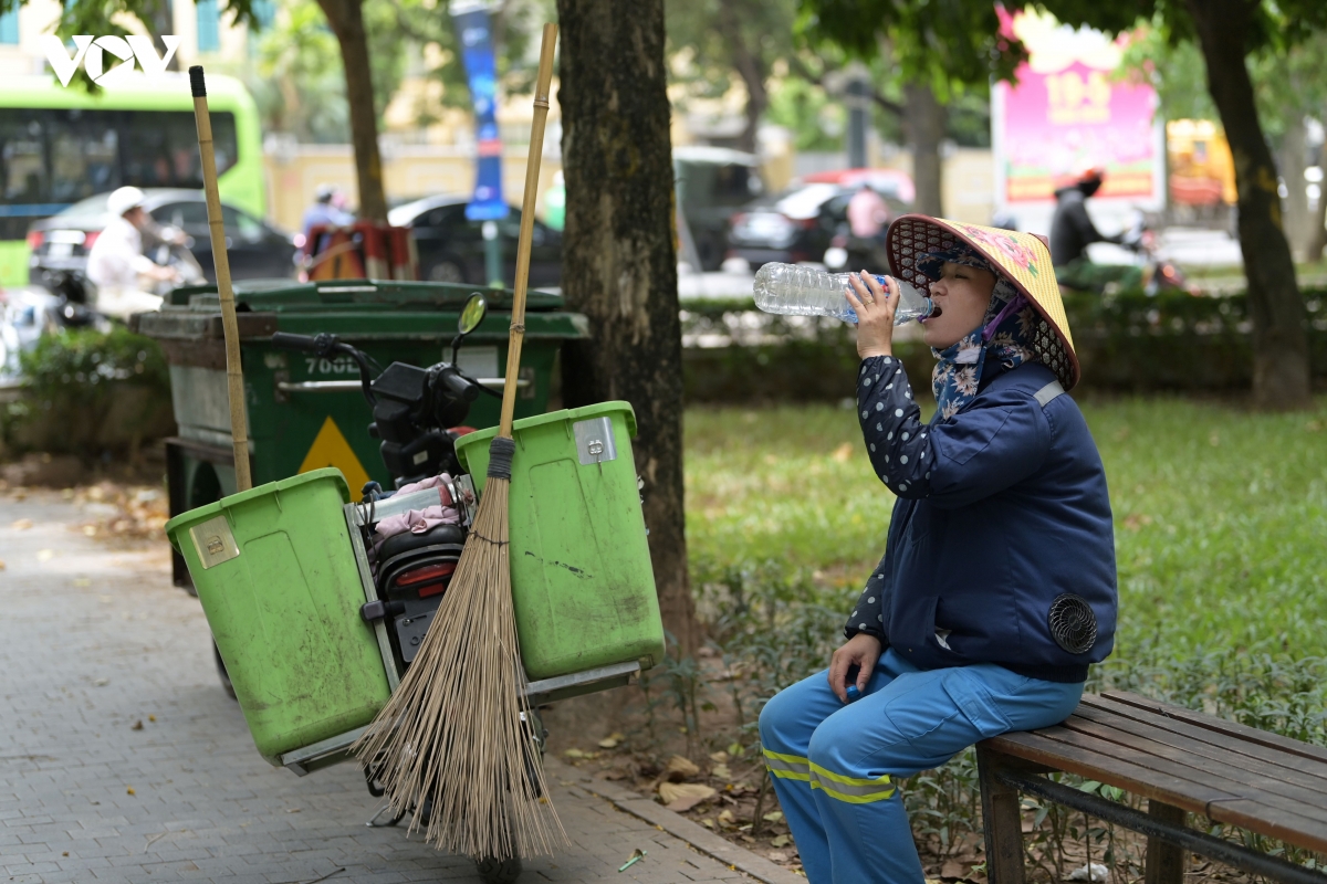 nhung_phan_nguoi_muu_sinh_duoi_thoi_tiet_oi_buc_7.jpg
