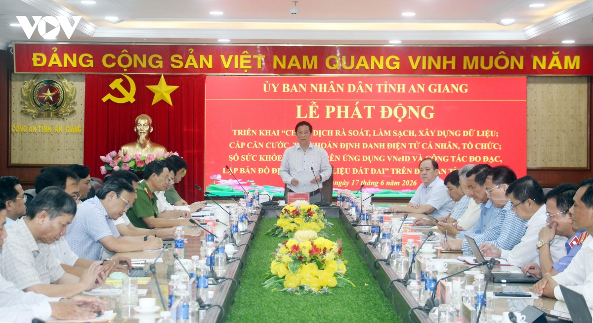 ong_ho_van_mung_chu_tich_ubnd_tinh_an_giang_phat_bieu_chi_dao.jpg