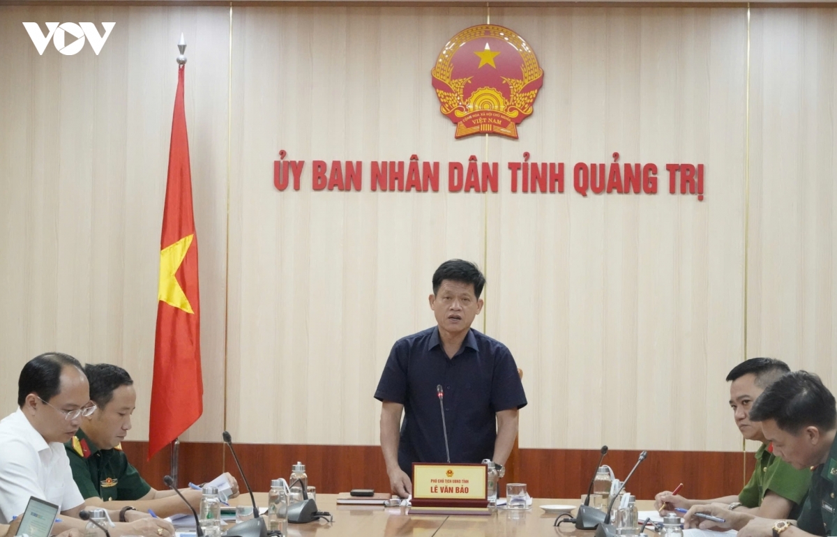 ong_le_van_bao_pho_chu_tich_ubnd_tinh_quang_tri_chu_tri_cuoc_hop_khan_voi_cac_dia_phuong_ve_ung_pho_voi_chay_rung_lien_tiep.jpg