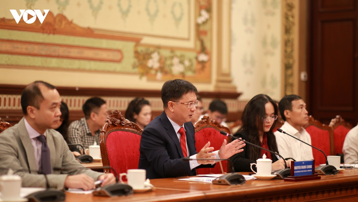 ong_nguyen_manh_cuong_trao_doi.jpg