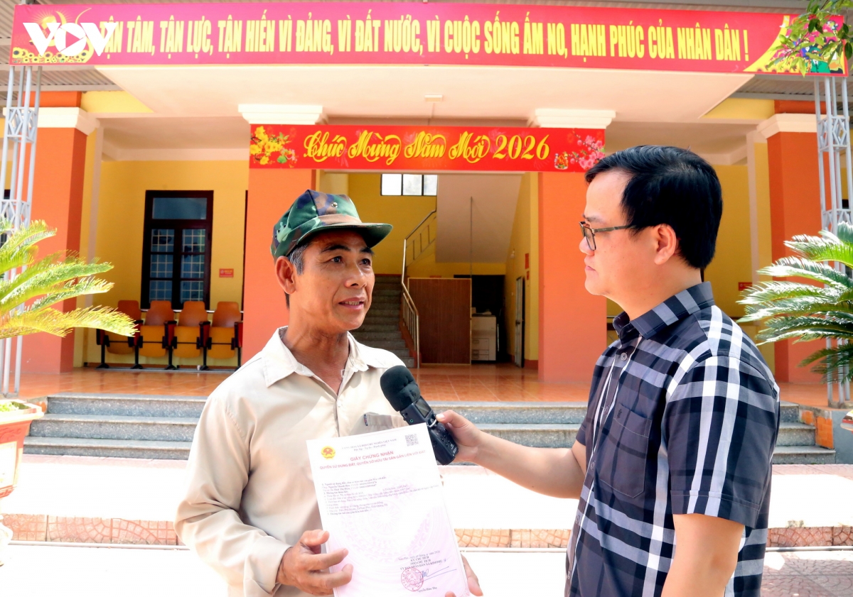 ong_nguyen_thanh_hoa_vui_mung_nhan_so_do_tai_ubnd_xa_kim_phu_tinh_quang_tri.jpg