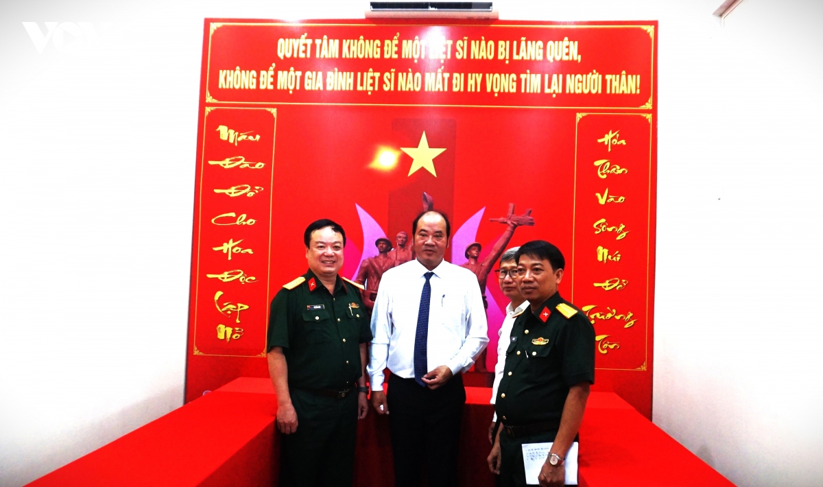 ong_nguyen_van_manh_o_giua_pho_chu_tich_ubnd_thanh_pho_hue_kiem_phong_bao_quan_mau_truoc_khi_chuyen_cho_don_vi_xac_dinh.jpg