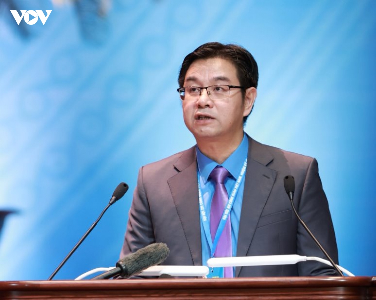 Ông Nguyễn Văn Thắng, Ủy viên ĐCT TLĐ khóa 13, Chủ tịch LĐLĐ TP Hà Nội phát biểu tham luận về chủ đề “Công tác tuyên truyền, giáo dục chính trị, tư tưởng, pháp luật cho đoàn viên, người lao động, góp phần ổn định quan hệ lao động, xây dựng giai cấp công nhân hiện đại, lớn mạnh, đáp ứng yêu cầu phát triển đất nước”