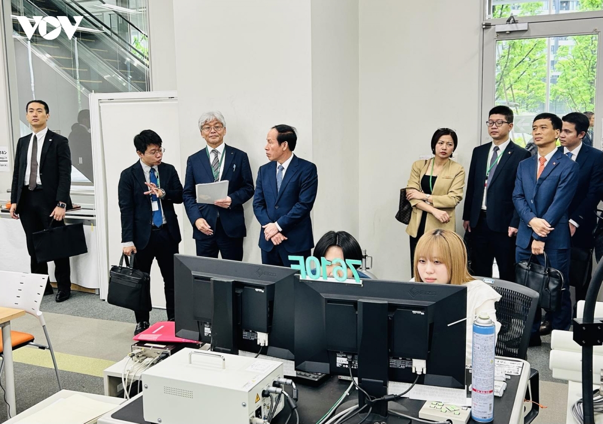 pho_thu_tuong_tham_cac_phong_hoc_va_phong_nghien_cuu_thi_nghiem._anh_vov_tokyo.jpg