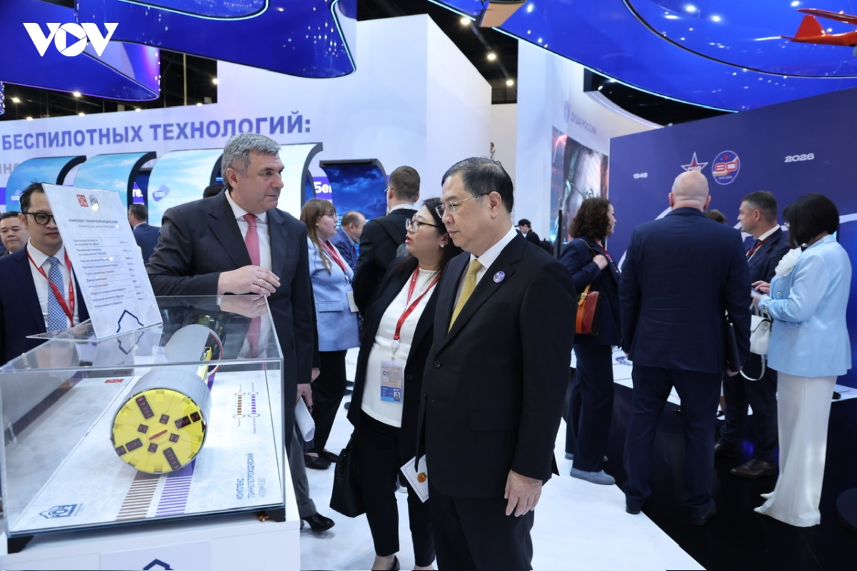 pho_thu_tuong_thuong_truc_pham_gia_tuc_tham_quan_khu_vuc_trien_lam_cua_thanh_pho_st._petersburg_.jpg