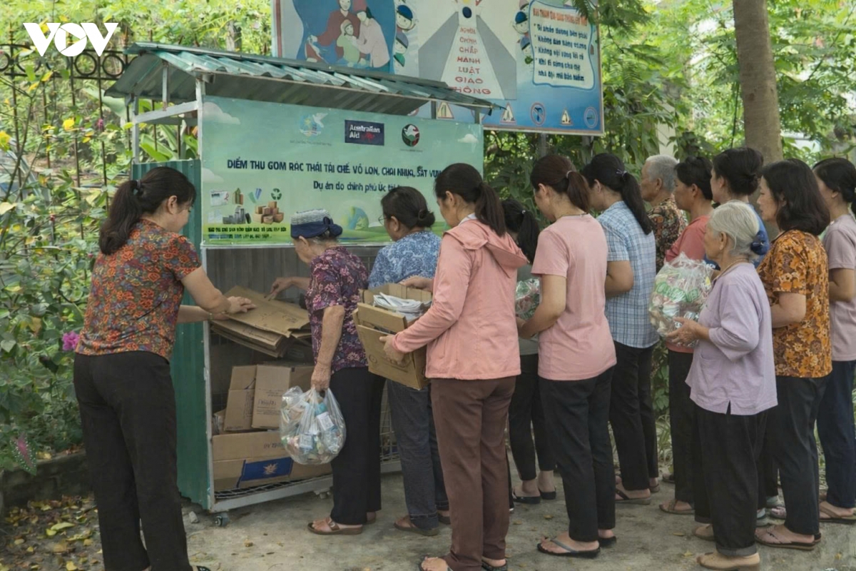 phu_nu_xa_cho_ra_thai_nguyen_thu_gom_phan_loai_rac_thai.jpg