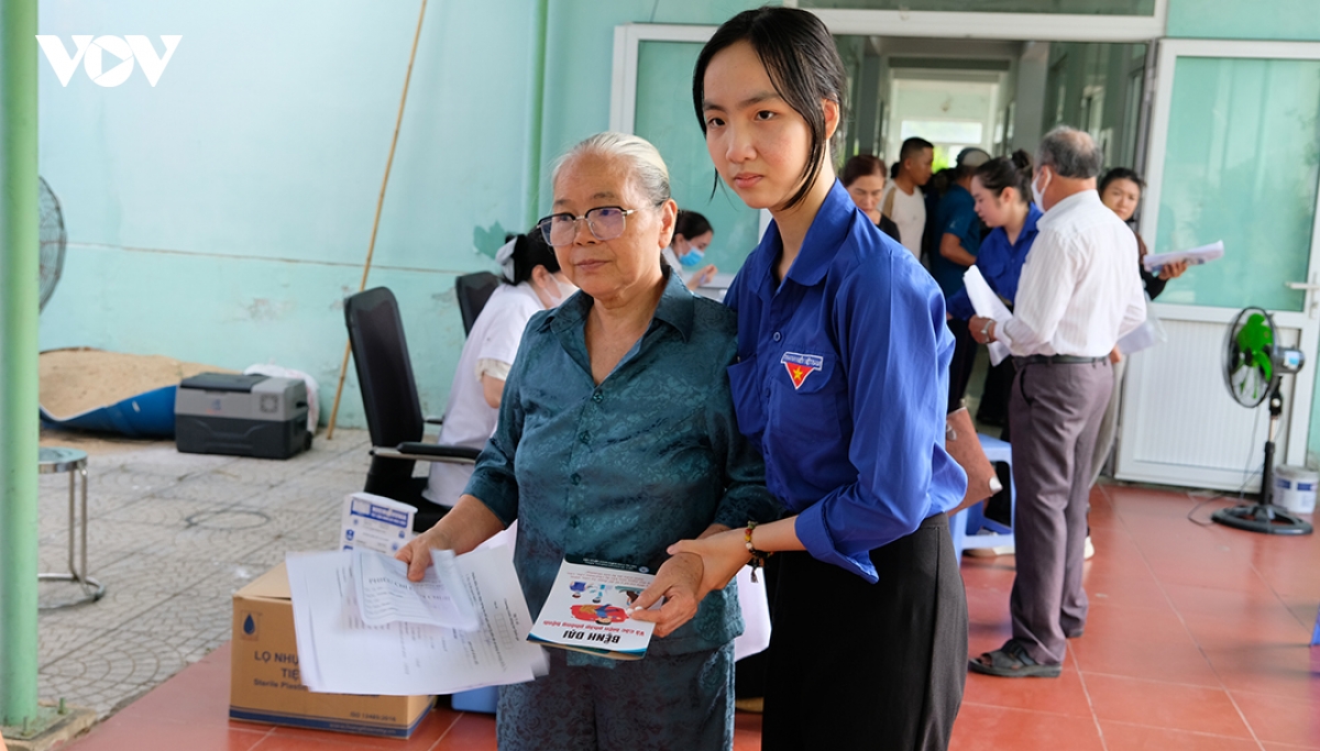 phuong_hoa_khanh_huy_dong_them_doan_vien_thanh_nien_den_ho_tro_huong_dan_nguoi_dan_kham_benh.jpg