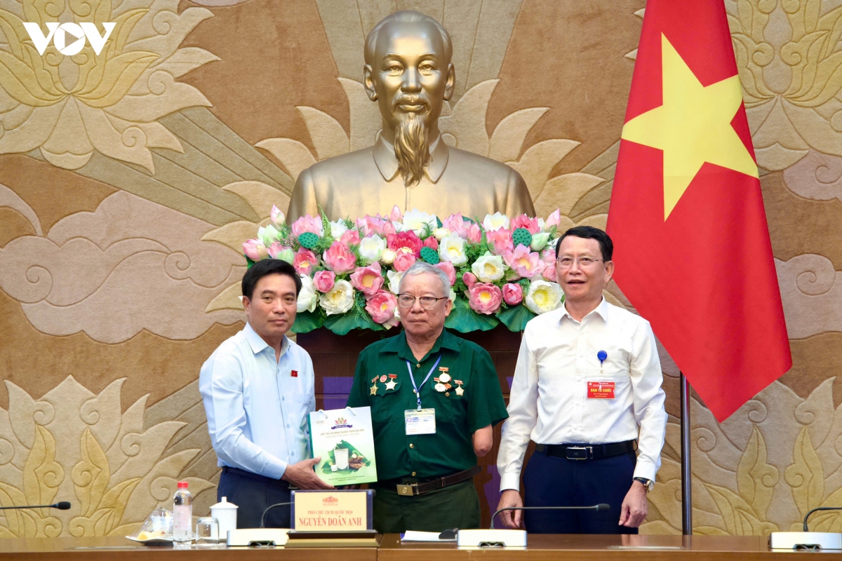 ptt_nguyen_doan_anh_gap_nguoi_co_cong_vs_cm_2.jpg