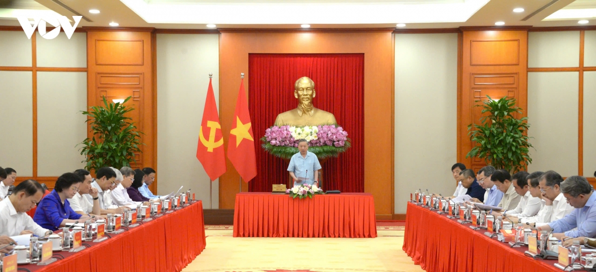 quang_canh_buoi_lam_viec.jpg