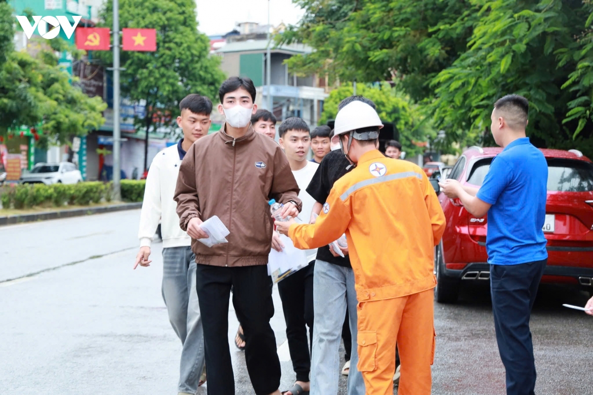 rat_nhieu_luc_luong_dong_hanh_cung_si_tu_trong_chuong_trinh_tiep_suc_mua_thi_tai_ky_thi_nam_nay.jpg