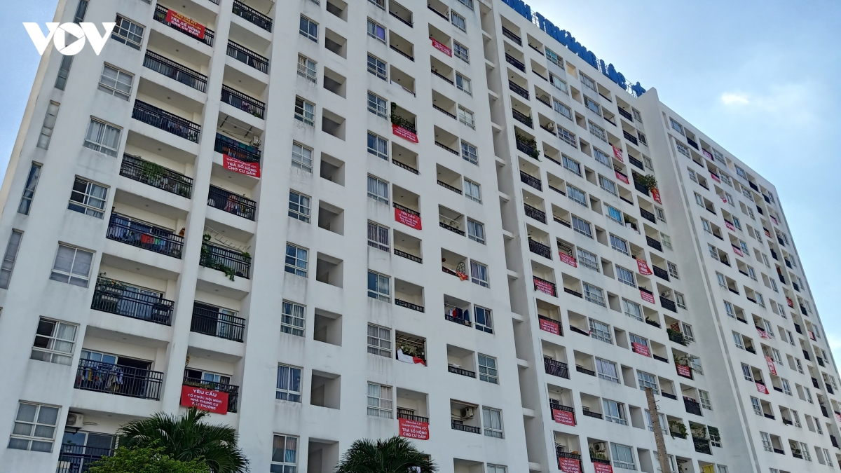 Nhiều dự án chung cư tại TP.HCM vẫn đang chờ sổ hồng (Ảnh: Duy Phương)