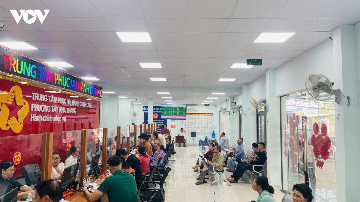 Nhiều xã, phường ở tỉnh Khánh Hòa mỗi ngày tiếp đón hàng trăm người dân đến làm các thủ tục hành chính.