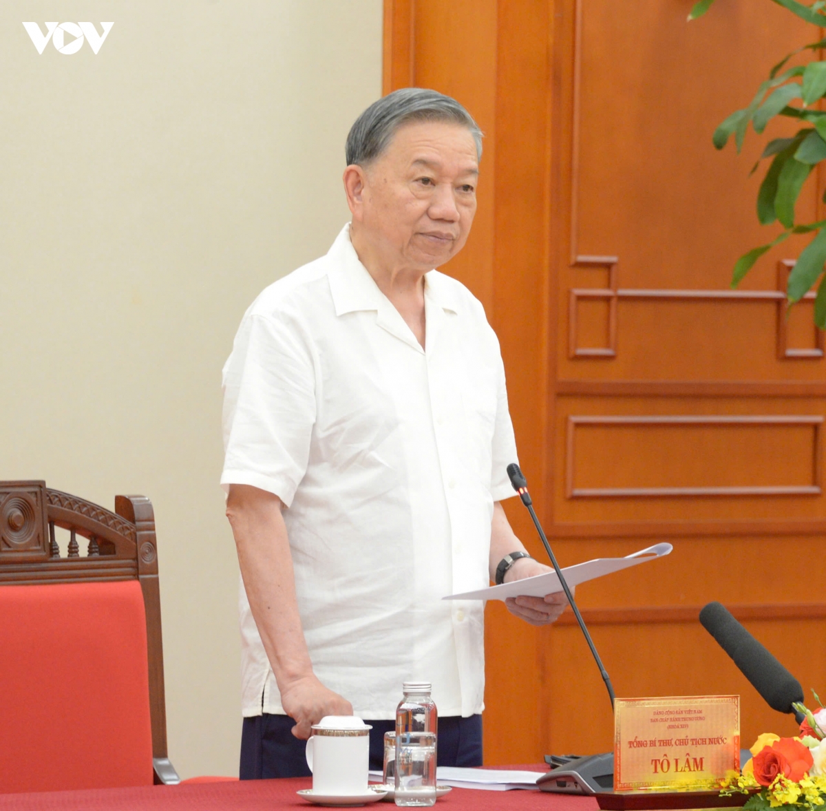 tbt_ctn_to_lam_lam_viec_ba_to_chuc_tw_dang_1.jpg