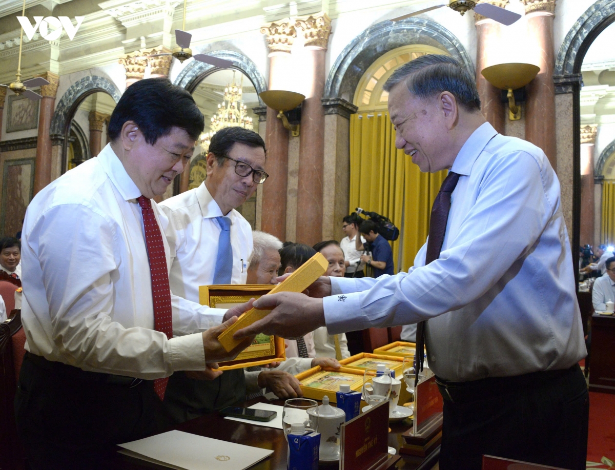 tbt_to_lam_gap_mat_nah_bao_lao_thanh_1.jpg