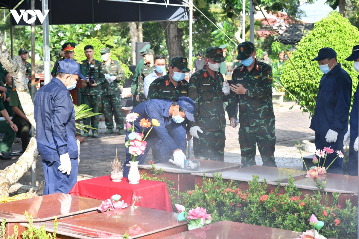 thanh_vien_doi_lay_mau_hai_cot_liet_si_thuc_hien_nhiem_vu_tai_nghia_trang_liet_si_thanh_pho_can_tho.jpg