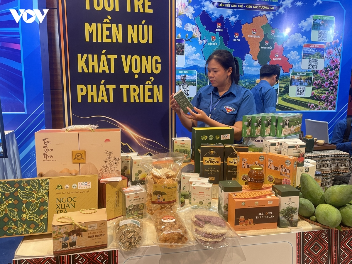 Nhiều sản vật đặc trưng của các địa phương được giới thiệu tại không gian trưng bày của Đại hội