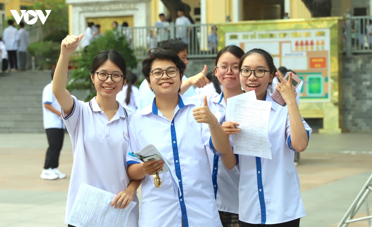 thi_sinh_tai_diem_thi_truong_thpt_hon_gai_tu_tin_khi_ket_thuc_mon_thi_toan.jpg