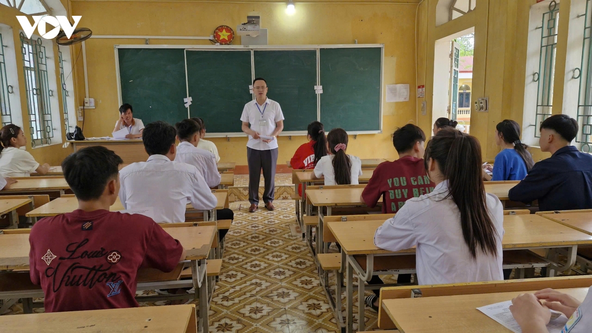 thi_sinh_tay_bac_deu_tu_tin_buoc_vao_mon_thi_dau_tien_ngu_van.jpg