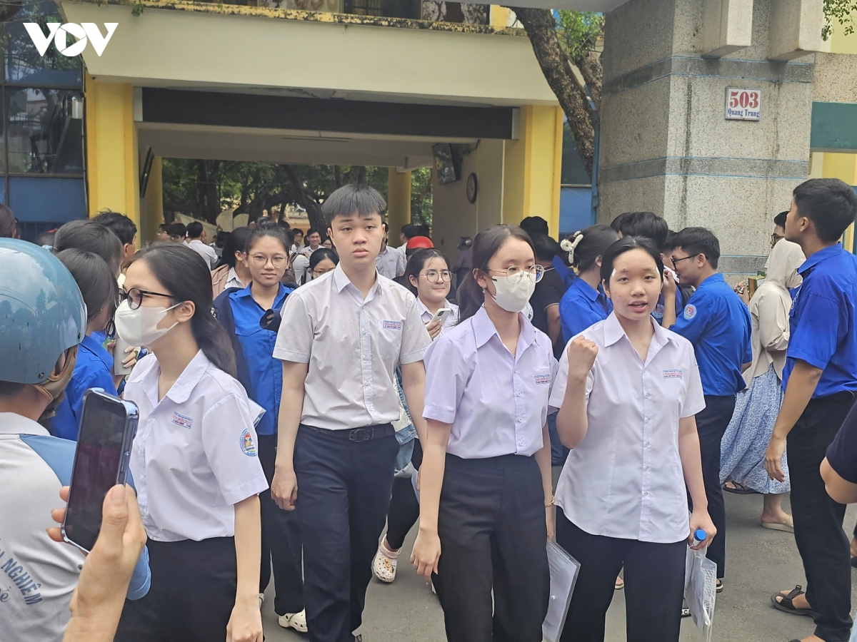 thi_sinh_vua_lam_bai_xong_mon_ngu_van._.jpg