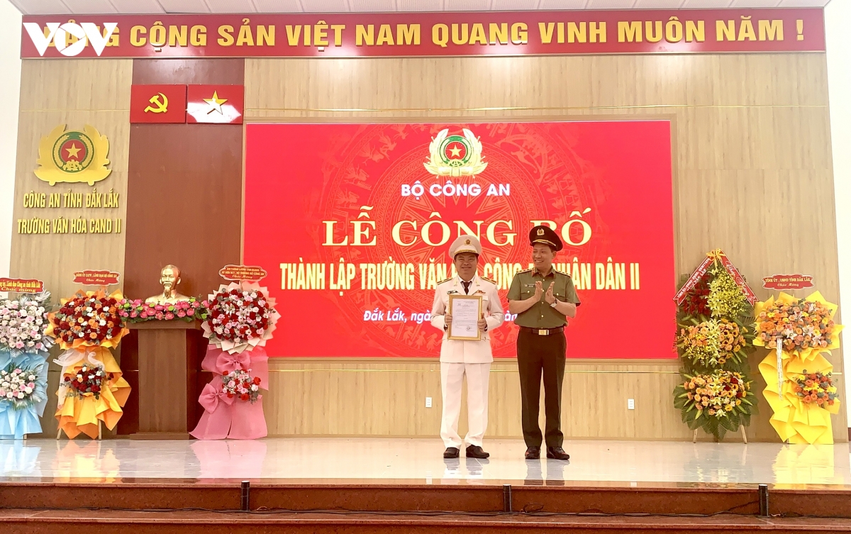 thu_truong_le_van_tuyen_trao_quyet_dinh_thanh_lap_truong.jpeg