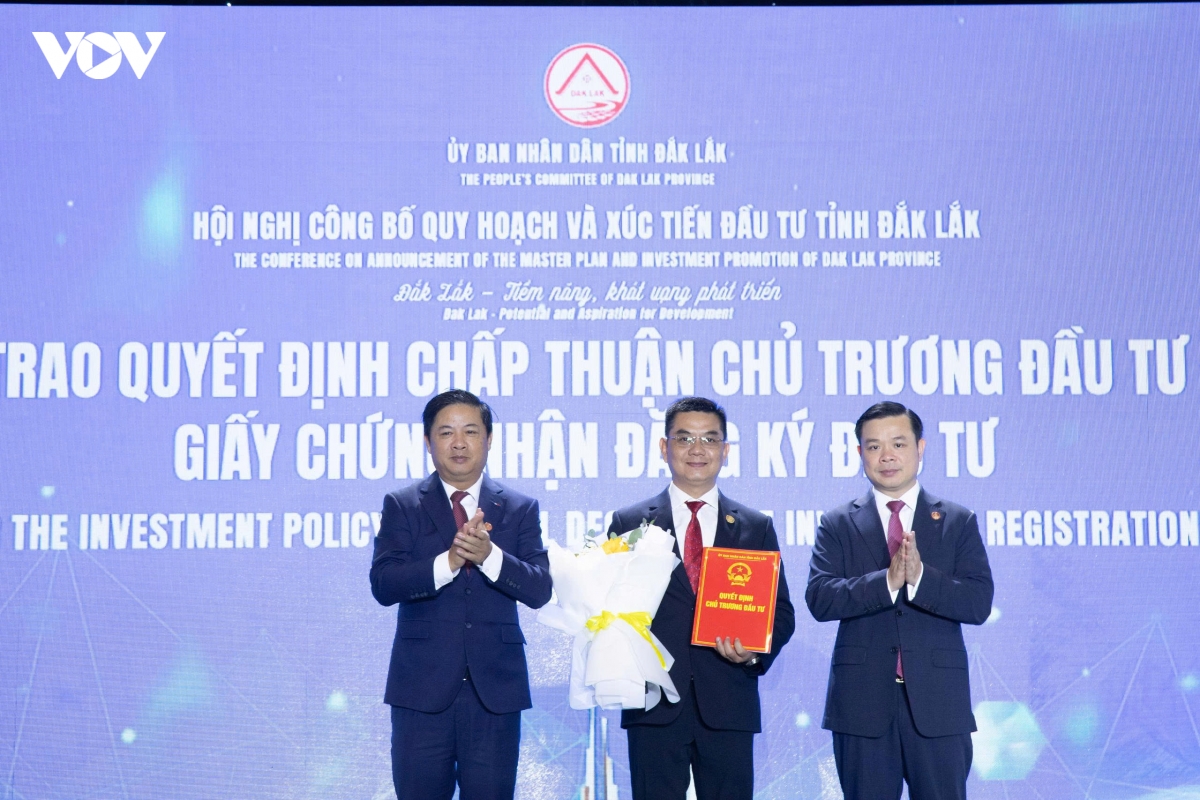 tnh_dak_lak_trao_giay_chung_nhan_dau_tu_cho_nha_dau_tu.jpeg