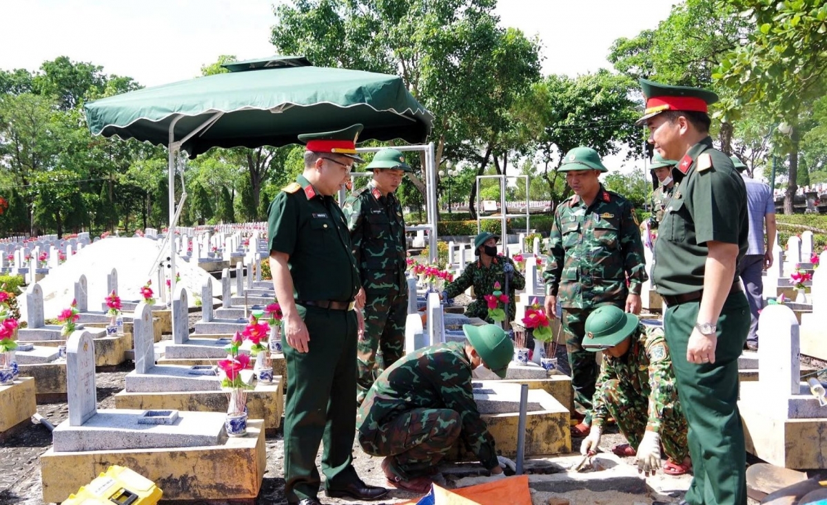 to_cong_tac_tien_hanh_lay_mau_hai_cot_liet_si_chua_ro_thong_tin_tai_nghia_trang_liet_si_quoc_gia_duong_9_tinh_quang_tri.jpg