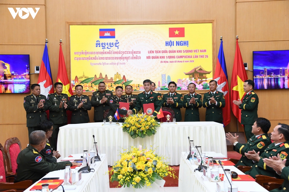 trao_bien_ban_cam_ket_hoi_nghi_lien_tich.jpg