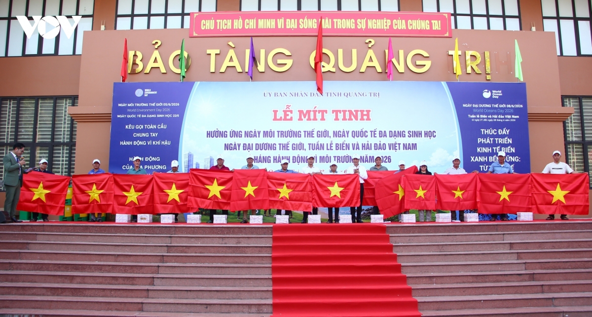 trao_co_to_quoc_va_cac_phan_qua_tang_ngu_dan_quang_tri.jpg