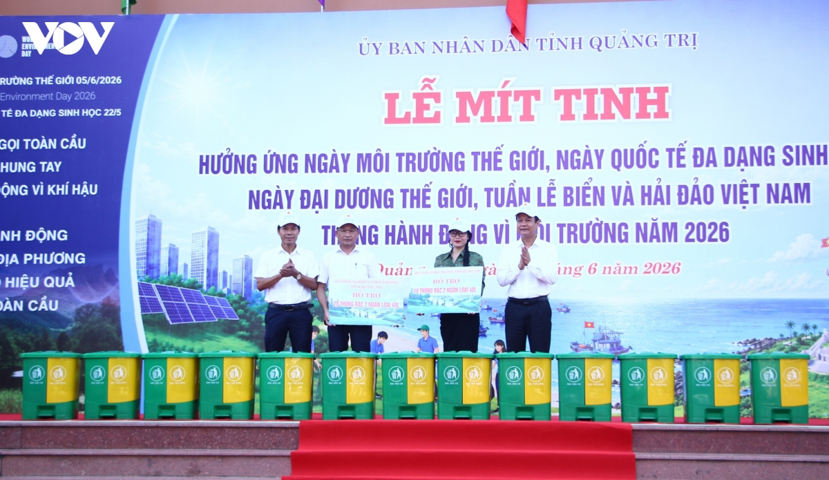 trao_thung_phan_loai_rac_thai_tang_cac_truong_hoc.jpg