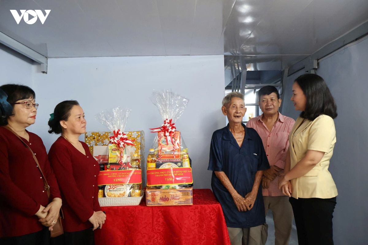 Bà Trương Thị Bích Hạnh, Phó Chủ tịch thường trực MTTQ TP.HCM (bên phải) tại buổi trao nhà đại đoàn kết ở phường Chợ Quán