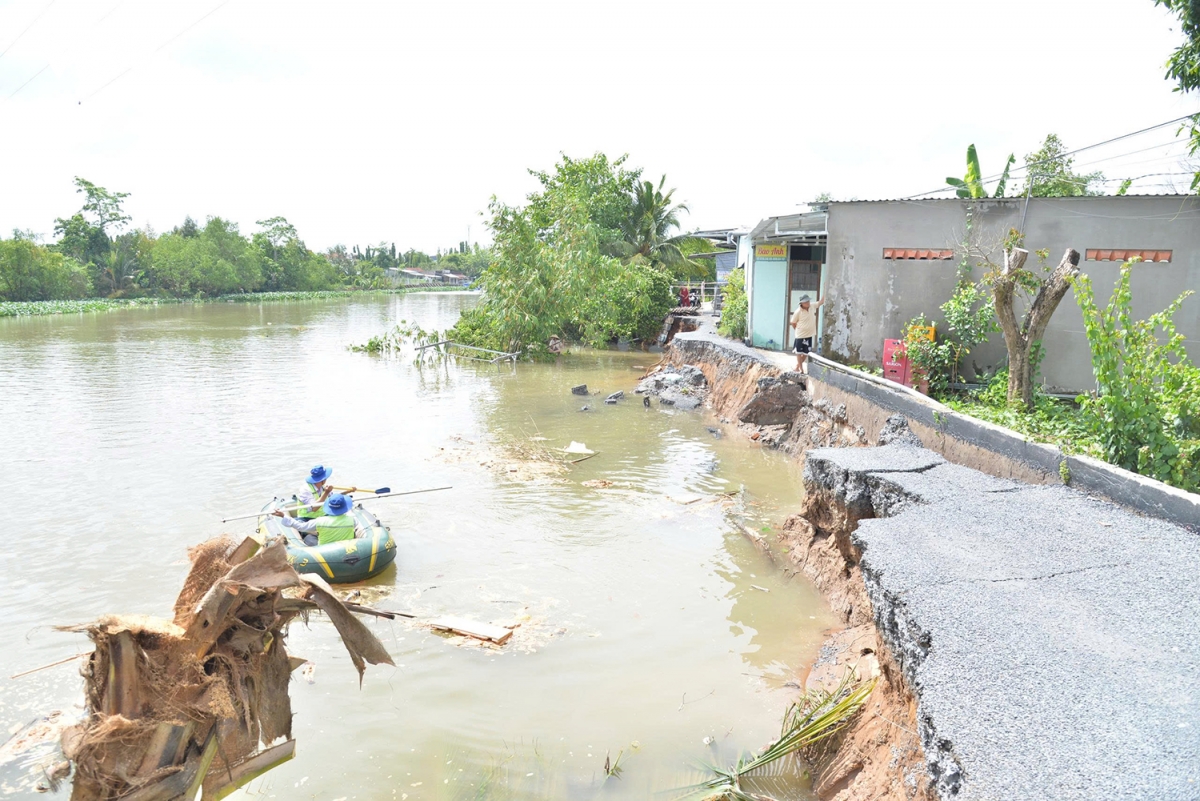 tuyen_duong_giao_thong_moi_nghiem_thu_da_bi_sat_lo_can_duoc_lam_ro.jpg