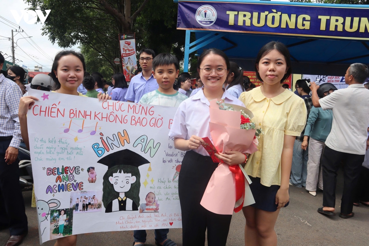 Sự ủng hộ tinh thần của người thân và cộng đồng xã hội tiếp thêm sự tự tin cho các sĩ tử trong những ngày thi