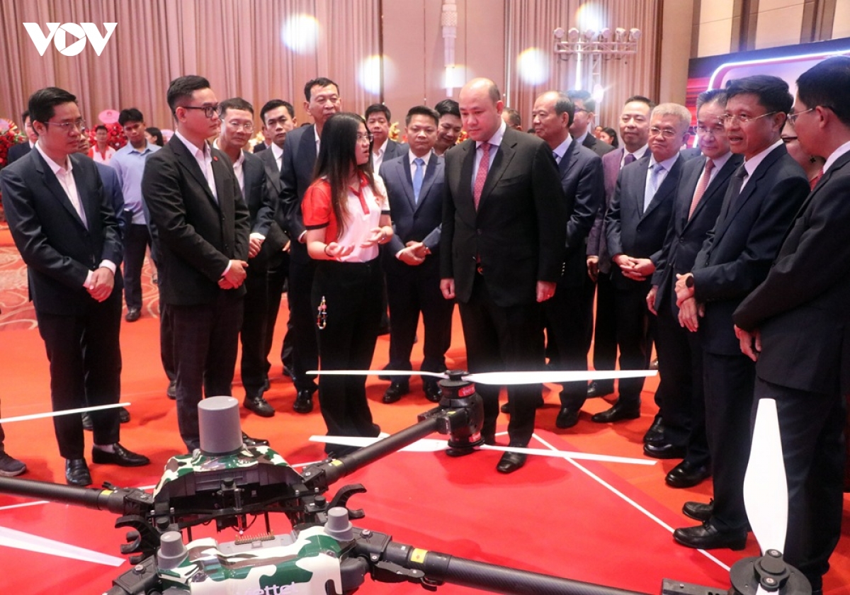 Các đại biểu thăm quan gian hàng giới thiệu sản phẩm của Metfone. Ảnh: VOV