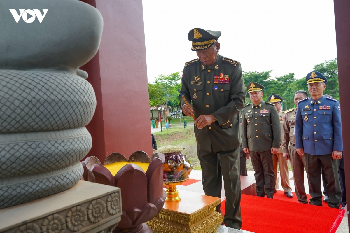 vovsamdech_tea_banh_pho_chu_tich_dang_nhan_dan_campuchia_cpp_co_van_toi_cao_cua_quoc_vuong_campuchia_chu_tri_buoi_le_1.jpg