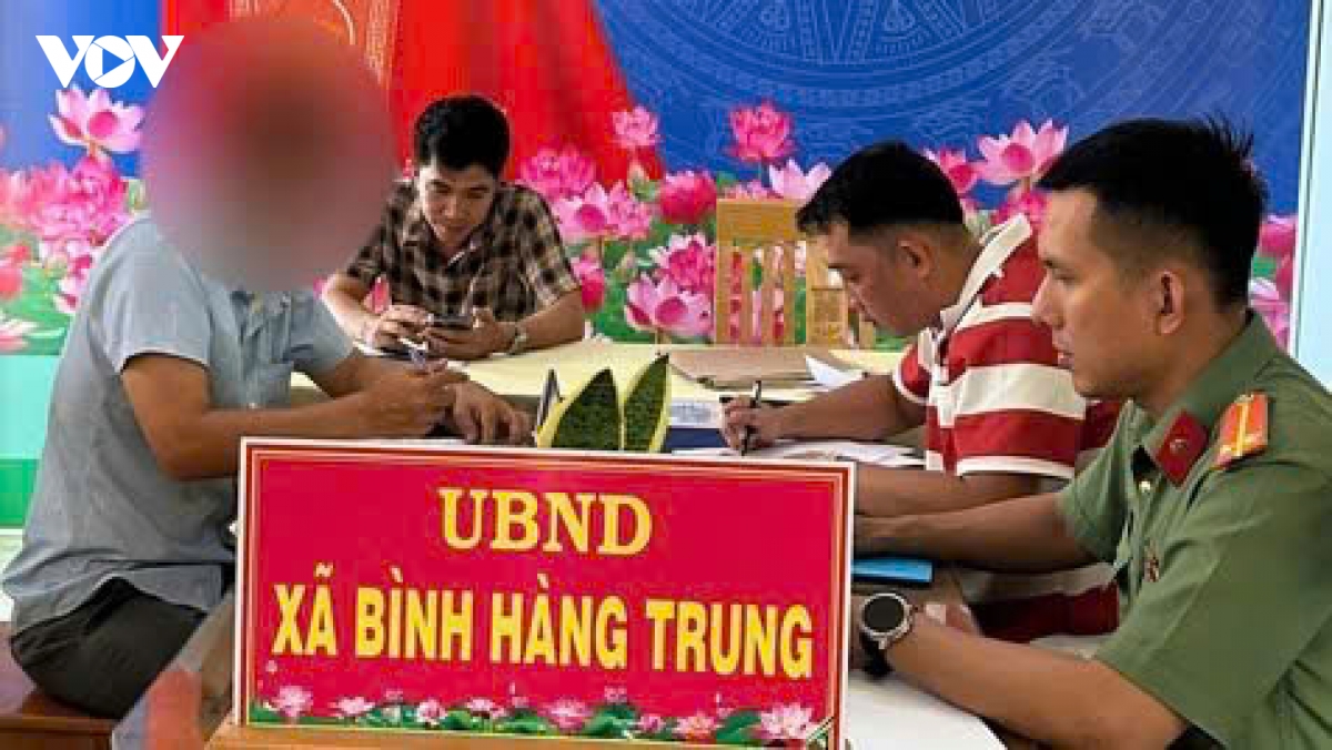 Hình ảnh ông T.V.Đ làm việc với cơ quan công an tại buổi kiểm tra (Ảnh: Công an cung cấp)
