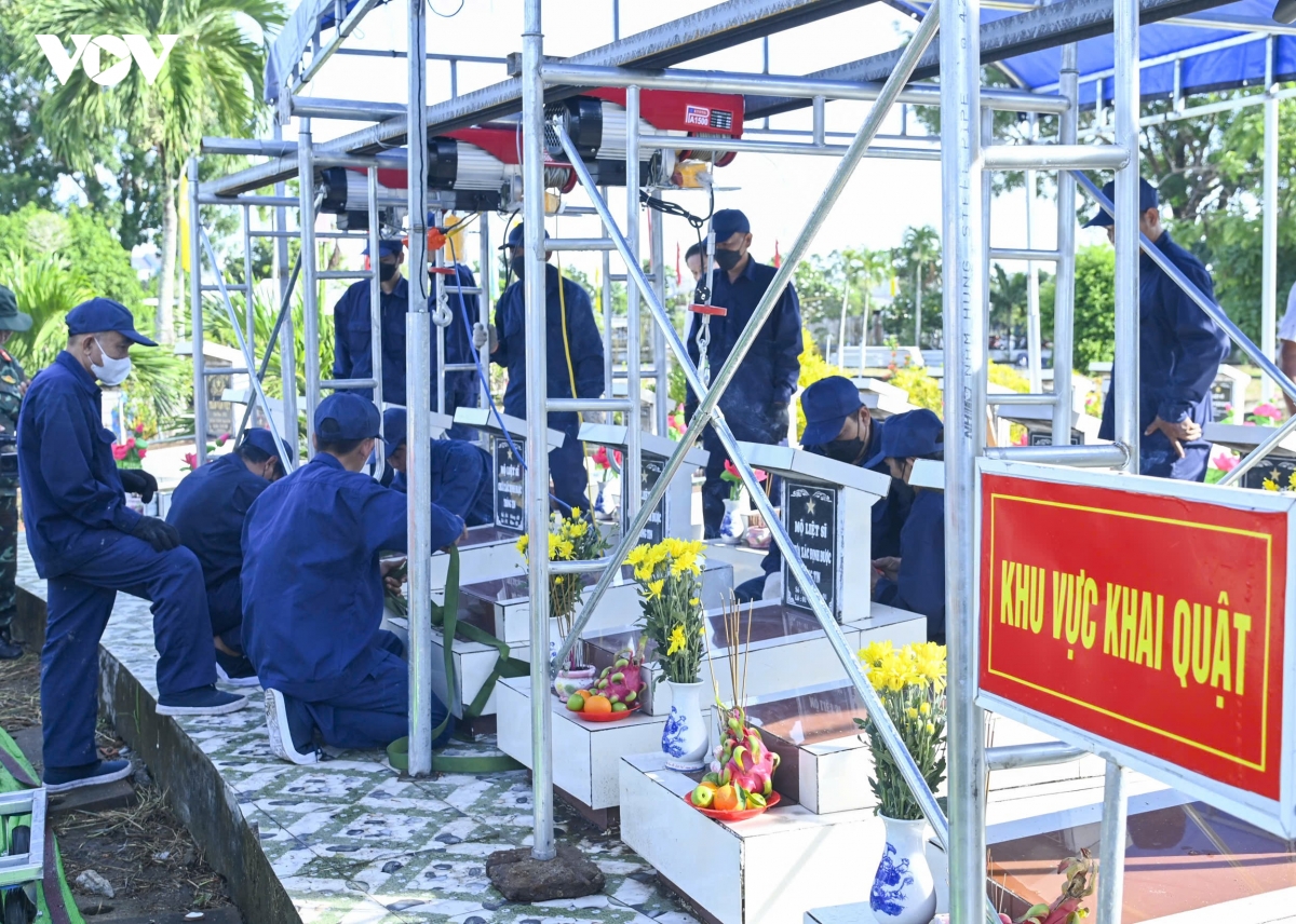1-cac-luc-luong-chuc-nang-tien-hanh-khai-quat-tai-nghia-trang-liet-si-xa-tran-van-thoi.jpg