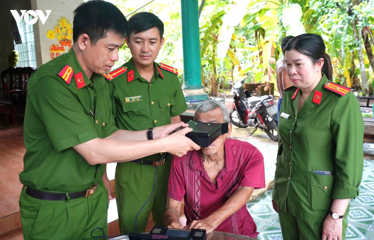 1-can-bo-chien-si-cong-an-tinh-ca-mau-den-nha-lam-can-cuoc-cho-nguoi-nha-yeu-benh-tat.jpg
